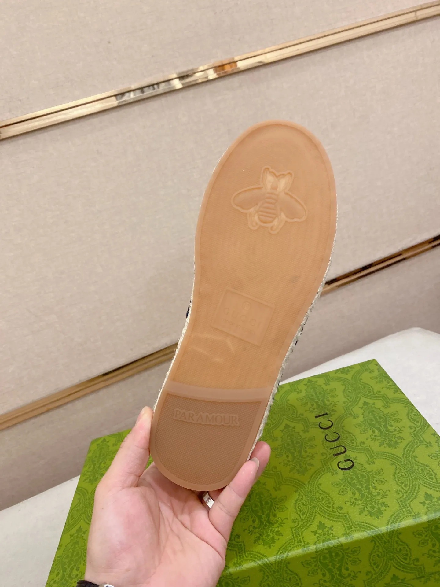 Factory price: 400💰High-quality GUCCI💫Men's latest slip-on Loaf casual shoes✔️The original version is available simultaneously at the counter and is a one-to-one replica🏍️Fabrics: Italian imported fabrics, pure hand-pulled threads, raw rubber breathable anti-slip outsole, breathable and comfortable lambskin lining, 100% comfortable density, original rubber outsole wear-resistant ✔️Code number: 38-44, you deserve it, (Note: 45 can be customized, non-refundable and non-exchangeable)